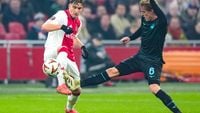 Godts krijgt vragen over mogelijke crisissfeer bij Ajax: 'Er is geen crisis, haha'