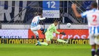 sc Heerenveen wint verdiend van koploper PSV, Feyenoord boekt simpele zege op Heracles Almelo