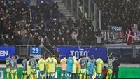 Rondom Ajax: ME grijpt in op tribune na vechtpartij tijdens sc Heerenveen - Ajax