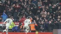 Buitenland: Spektakelstuk op Anfield met veel oud-Ajacieden eindigt in een gelijkspel