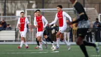 Tienkoppig Ajax O16 geeft mini-Klassieker voor rust uit handen