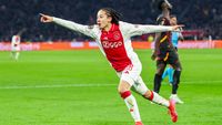 Ajax boekt thuisoverwinning op Galatasaray, maar ziet Godts geblesseerd uitvallen