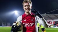 Rijkhoff de grote man bij Jong Ajax, waar ook Alders zichzelf op de kaart zet