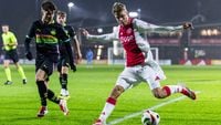 Steur verkoos langer verblijf bij Ajax boven PSV: 'Juiste keuze gemaakt om hier te blijven'