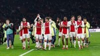 Stand Eredivisie: Ajax met zes punten voorsprong naar Eindhoven na gelijkspel tegen AZ