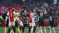 Ajax en AZ spelen spectaculair gelijk in verhit jubileumduel met twee rode kaarten