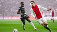 Verdedigingslinie Ajax maakt indruk en levert twee spelers af voor Elftal van de Week