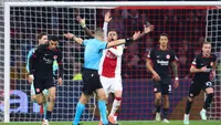 Rondom Ajax: Voormalig scheidsrechter vertelt over 'trash talker' Henderson