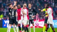 Rondom: Spaan spreekt harde woorden uit over AZ: 'Bij hen is de clubcultuur anti-Ajax'