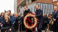 Rondom Ajax: Ajax plaatst krans bij het Olympisch Stadion in het kader van Nationale Sportherdenking