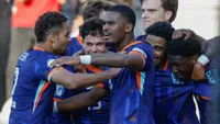 Hato looft Ajax-target Roefs, maar lacht om transfergerucht: 'Ga niet tegen hem zeggen wat hij moet doen'