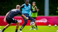 Heitinga geniet volop van Mokio: 'Die jongen zit wel op voetballen'