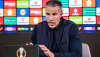 Van Persie leeft mee met Heitinga: 'Je hoopt dat het tot op zekere hoogte goed gaat met hem'