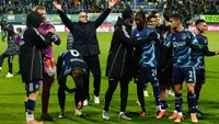 Kranten zien Ajax geholpen worden door Wijndal en eigen doelpunten: 'Leek een zware klus te worden'