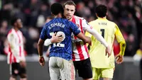 Buitenland: Timber loopt met Arsenal averij op tegen Brentford, De Jong krijgt pak slaag in Copa del Rey