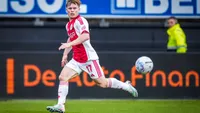 Rondom Ajax: Edvardsen op trainingsveld Ajax; Itakura en Regeer ontbreken