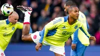 Rondom Ajax: Kluivert opent in Amsterdam-Noord Cruyff Court; Jordi Cruijff aanwezig