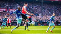 Rondom Ajax: Spaan ziet twee uitblinkers: 'Steur en Mokio, de lichtpunten, twee jongens van 18 jaar'