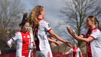 Ajax Vrouwen boekt krappe zege op PEC Zwolle en neemt koppositie voorlopig over