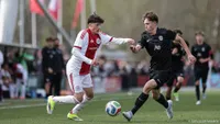 Ajax beloont goede ontwikkeling Bastien met eerste profcontract; verdediger tekent tot medio 2029