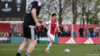 Ajax beloont jeugdige verdediger Isik met eerste profcontract tot zomer van 2029