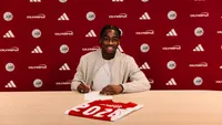 Ajax beloont Amour (18) met eerste profcontract; verdediger tekent tot medio 2028