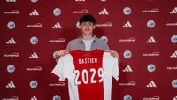 Ajax beloont goede ontwikkeling Bastien met eerste profcontract; verdediger tekent tot medio 2029