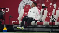Rondom Ajax: Emanuelson legt namens Ajax krans tijdens Nationale Sportherdenking