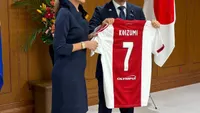 Rondom Ajax: VVD-minister Yesilgöz overhandigt Ajax-shirt aan Japanse minister