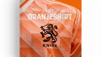 Must have voor de Nederlands elftal-supporter: het boek 'Het Oranjeshirt'