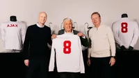 Swart blij met nieuw shirt: 'Als ik deze aantrek, wil iedereen op de foto, zo populair ben ik nog wel'