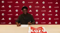 Ajax laat toptalent tekenen: Owolabi zet krabbel onder contract voor drie jaar