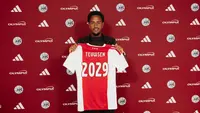 Ajax deelt opnieuw profcontract uit aan talent: aanvaller tekent tot medio 2029