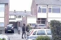 Bizarre video uit Oss: Schutter loopt langs huis en haalt aantal keren de trekker over