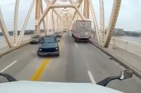 Dashcam beelden vrijgegeven van vrachtwagen die aan brug bungelde in Amerikaanse Louisville