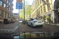 Tesla Taxi doet het even niet zo goed en rijdt fietsen en voetganger aan