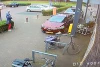 Automobilist richt in centrum Eelde ravage aan door auto's en fietsen te rammen