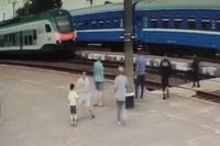 Heldhaftige agent redt man van naderende trein op station Ivatsevichi