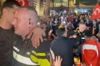 Agent viert feest met Turkse voetbalfans op straat in Eindhoven