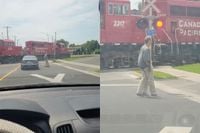 Loopt een man met drie benen bij spoorwegovergang in Canada