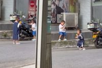 Kleine putsers maken hun eigen feestje met scooteralarm