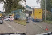 Vrachtwagen ramt viaduct in Capelle aan den IJssel