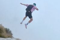 Basejumpen door de dichte Italiaanse mist op je Crocs