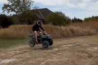 Quad-stuntchauffeur helpt zichzelf aardig in de nesten