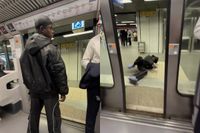 Man wordt onguur hard uit metro getrapt: 'Hoppa, wegwezen jij'