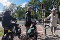 Volwassen man maakt ruzie met kinderen op een Fatbike en wordt bespuugd