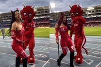 América de Cali nam wat extra’s mee tijdens de voetbalwedstrijd tegen stadsrivaal Deportivo Cali