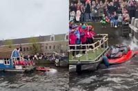 Pakjesboot 12 knalt op een jetski tijdens intocht in Weesp