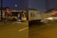 Trein ramt bus in Belgisch dorpje Veldegem, chauffeur kan passagiers op tijd uit bus halen