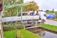 Vrachtwagen sloopt een brug